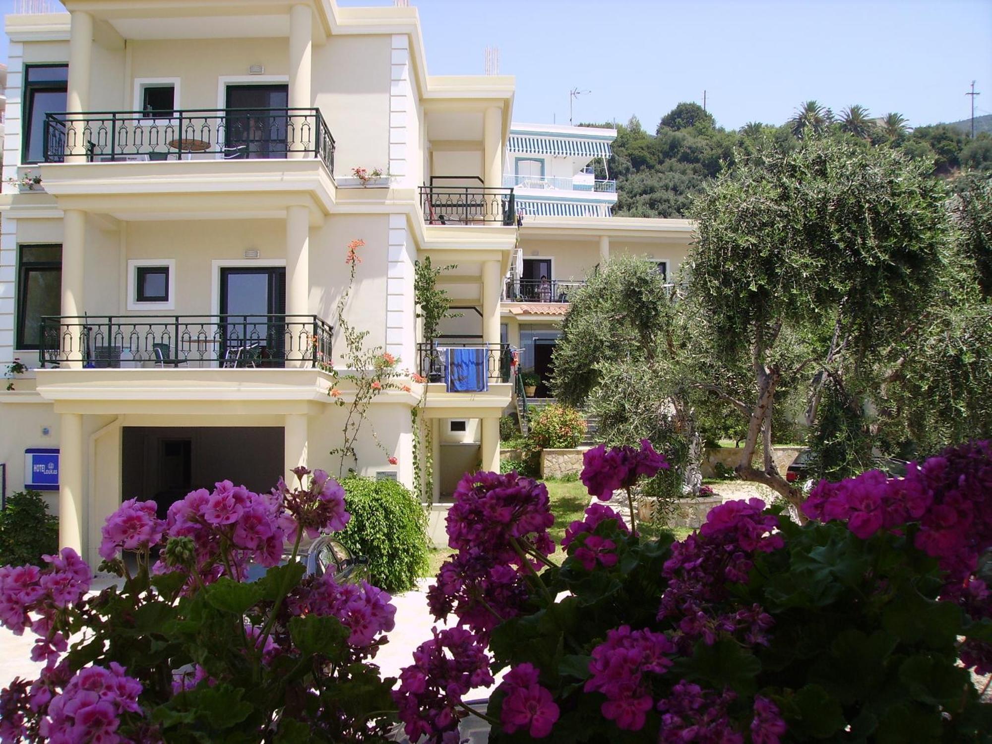 Hotel Loukas Vrachos Paralia Vrachou Eksteriør billede